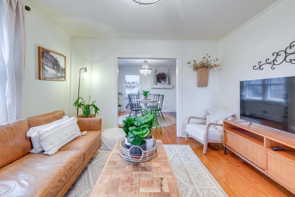 ファームビルにあるCharming Virginia Retreat with Covered Porch and Yard!のソファとテーブルのあるリビングルーム