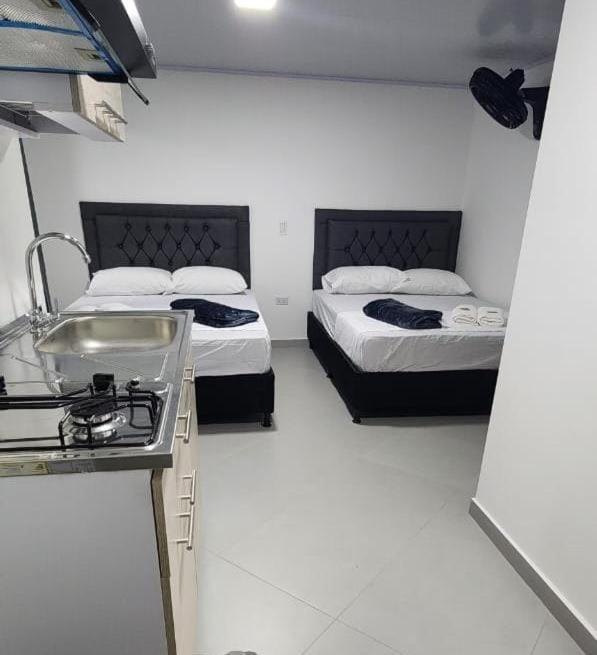 Postel nebo postele na pokoji v ubytování hotel medellin calasanz