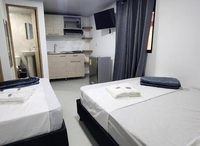 Postel nebo postele na pokoji v ubytování hotel medellin calasanz