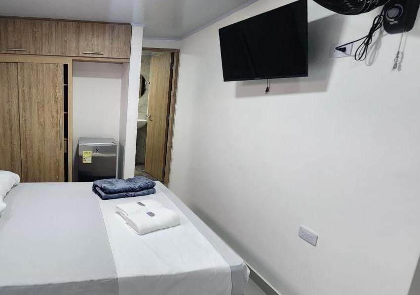 Postel nebo postele na pokoji v ubytování hotel medellin calasanz