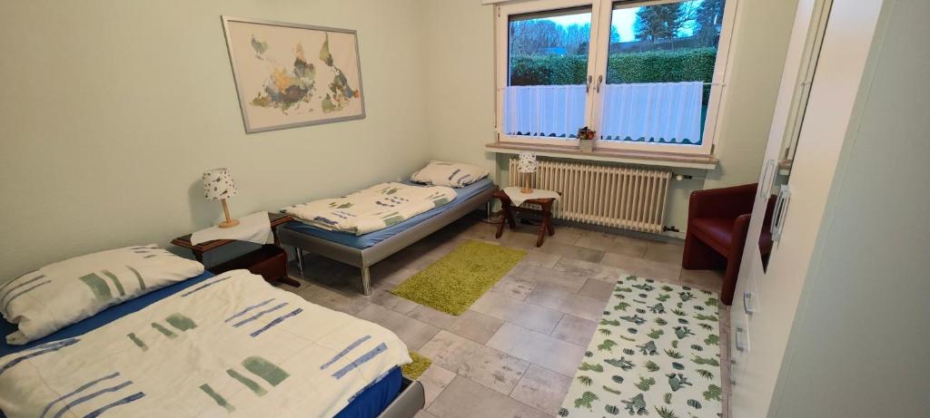 a small bedroom with two beds and a window at Ferienwohnung im Wurmtal 100 qm in Geilenkirchen