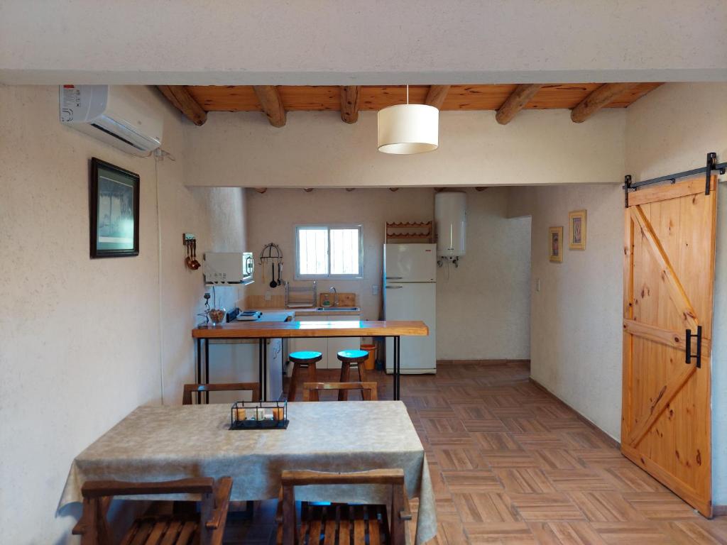 a kitchen with a table and chairs in a room at Vista Norte departamento in Las Heras