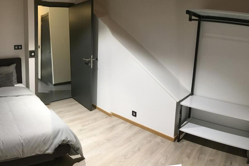 Postel nebo postele na pokoji v ubytování Duplex style industriel à deux pas de la Place