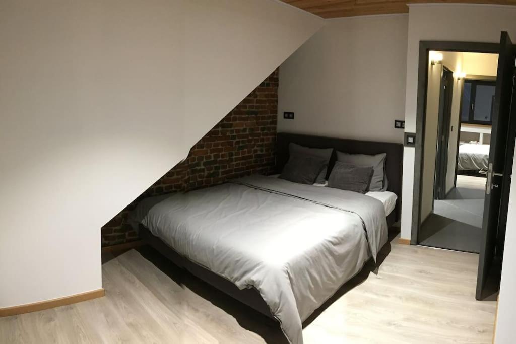 Postel nebo postele na pokoji v ubytování Duplex style industriel à deux pas de la Place