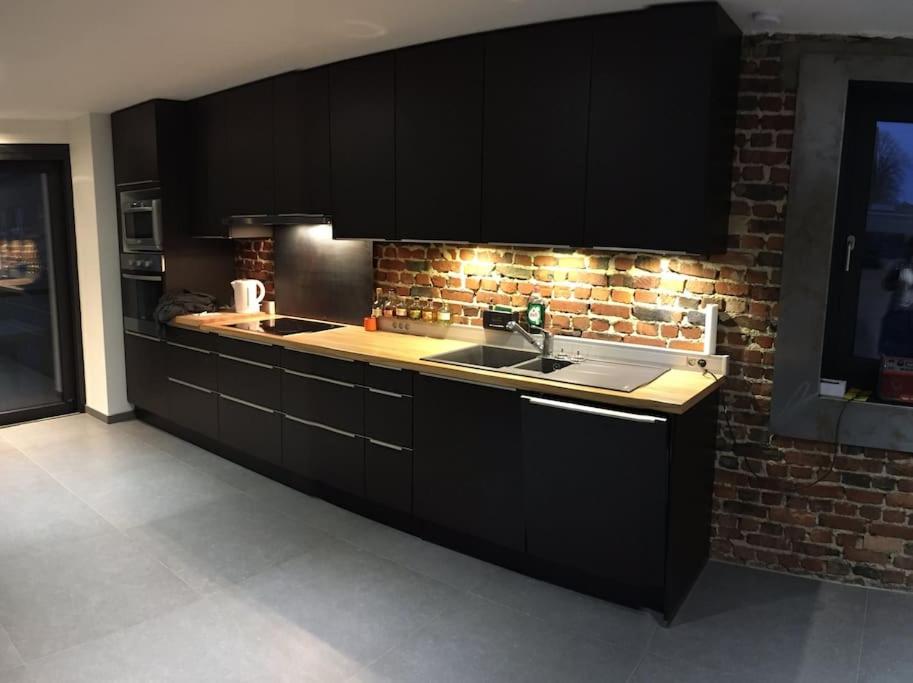 Kuchyň nebo kuchyňský kout v ubytování Duplex style industriel à deux pas de la Place