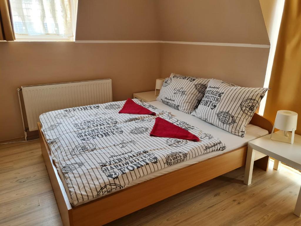 Postel nebo postele na pokoji v ubytování Crystal és Susanne Panzió