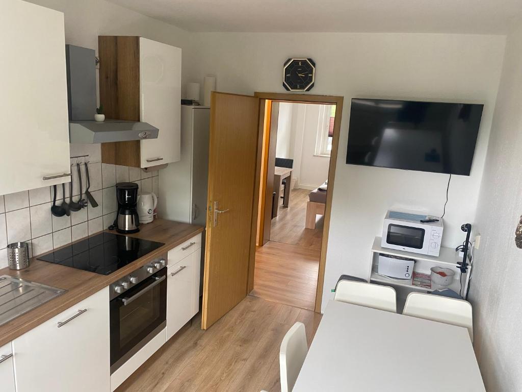 Kuchyň nebo kuchyňský kout v ubytování FeWo Wieko Plauen Leibnizstr. H1, 2.OG rechts