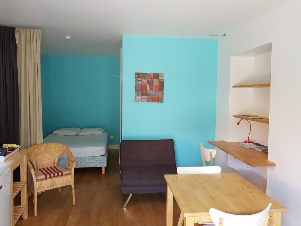 Photo de la galerie de l'établissement Agréable studio proche lac avec terrasse, à La Balmette