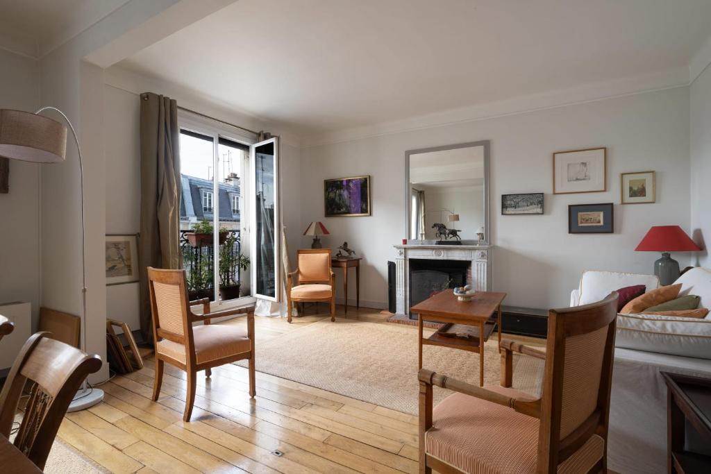 un salon avec un canapé et une table dans l'établissement Appartement Apalta - Welkeys, à Paris