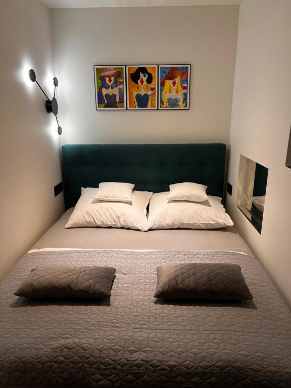 a bed with a green headboard in a bedroom at Apartament Konin Makowa in Konin