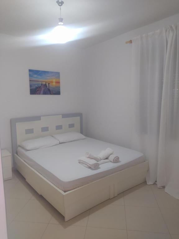 - une chambre blanche avec un lit dans l'établissement Villa Alimema, à Saranda