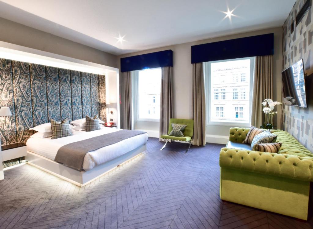 The Rutland Hotel & Apartments في إدنبرة: غرفة نوم مع سرير مزدوج كبير وأريكة