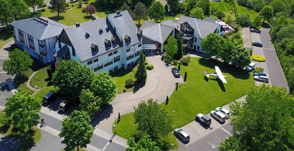 an overhead view of a building with cars in a parking lot at BurgStadt-Hotel in Kastellaun