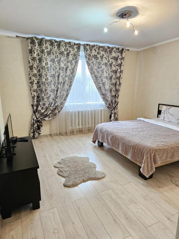 奇西瑙的住宿－Decebal 2，一间卧室设有一张床和一个大窗户