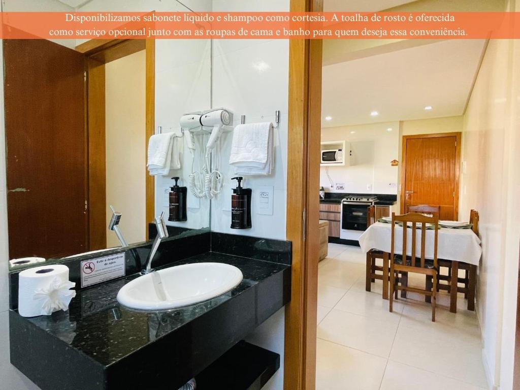 uma casa de banho com um lavatório e uma cozinha em Residencial 287 - Localização privilegiada à 5min da praia em Bombinhas