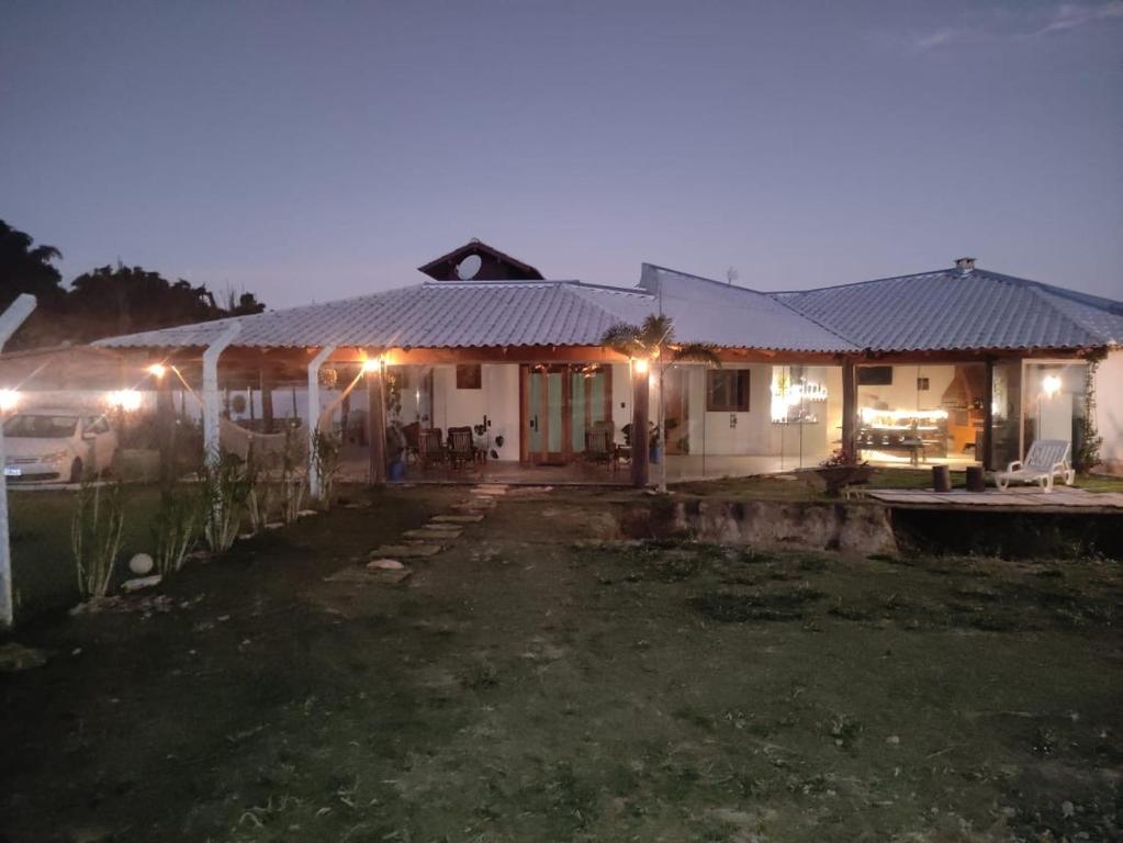 ein Haus mit Lichtern in der Nacht davor in der Unterkunft Chalé Canastra Zoo in Capitólio