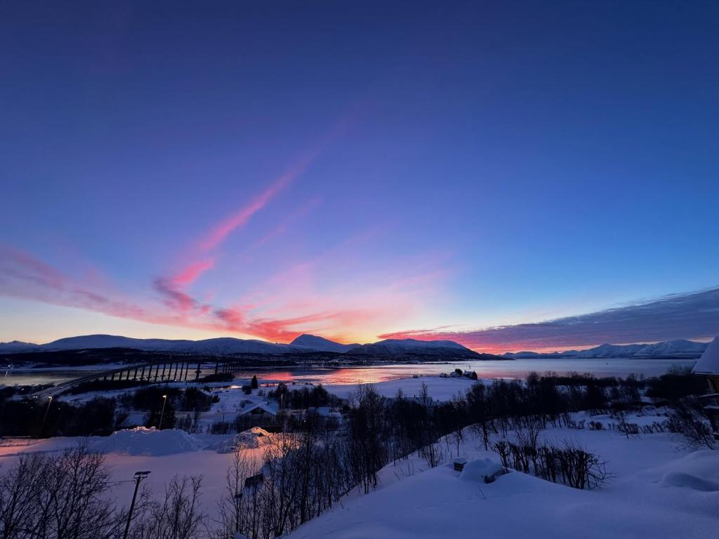 Leilighet med 1 soverom i Tromsø/Kvaløysletta med flott beliggenhet og god utsikt. Kort vei til flyplass. - Hizvo