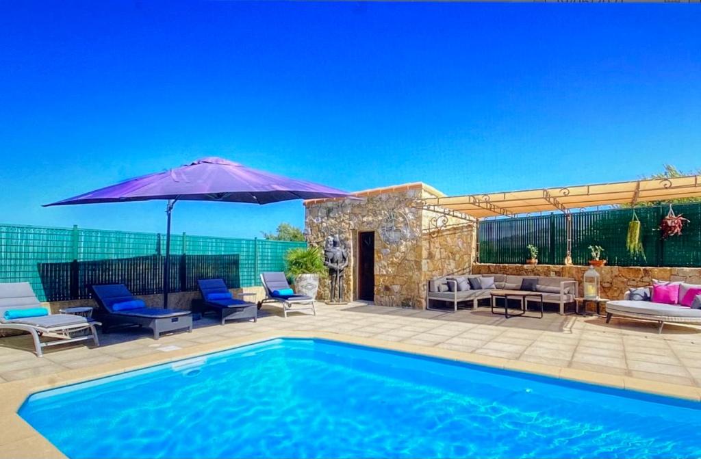 Piscina de la sau aproape de Villa terranga