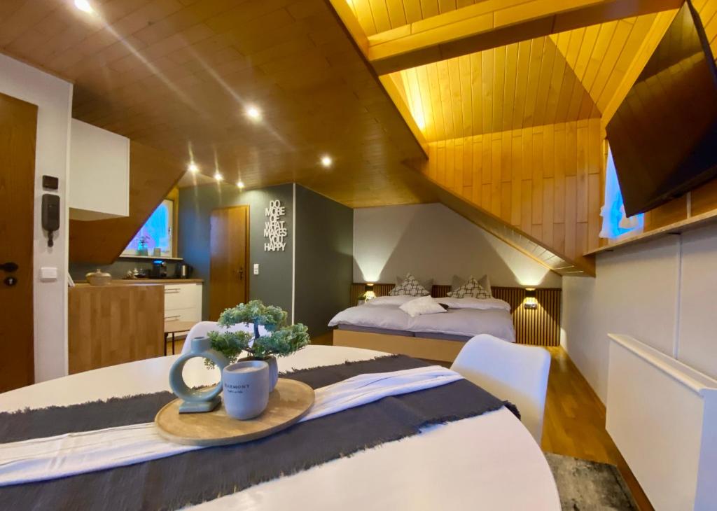 Un dormitorio con 2 camas y una mesa en una habitación en Fewo-zum-Nussbaum - Mosel 2, en Schweich