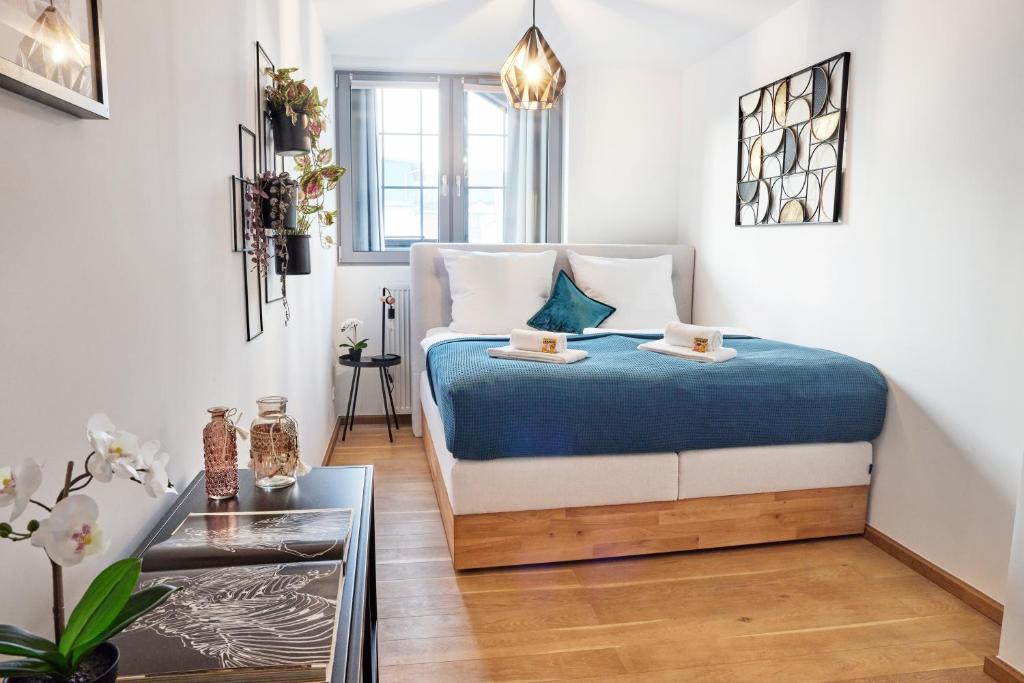 Un pat sau paturi într-o cameră la IDEE Living Industrial style- Apartment- Balkon