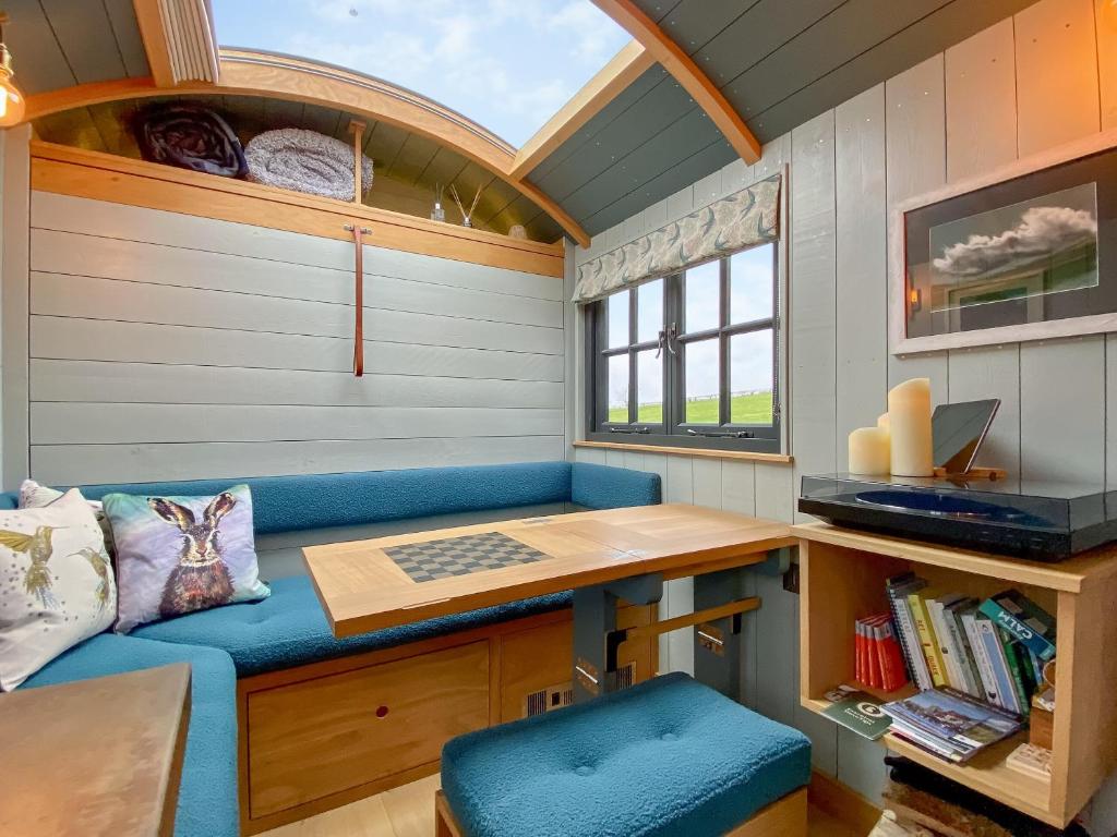 a home office with a blue bench and a desk at Litet Hem in North Tidworth