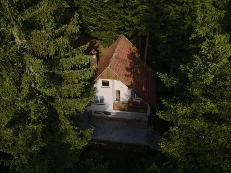 einen Ausblick über ein Haus inmitten von Bäumen in der Unterkunft Maison du Bonheur in Sarajevo