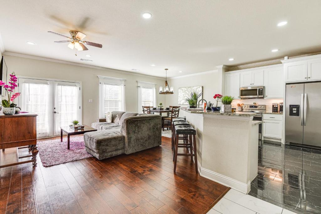 Η κουζίνα ή μικρή κουζίνα στο Spacious Grand Prairie Home with Fenced Yard and Patio