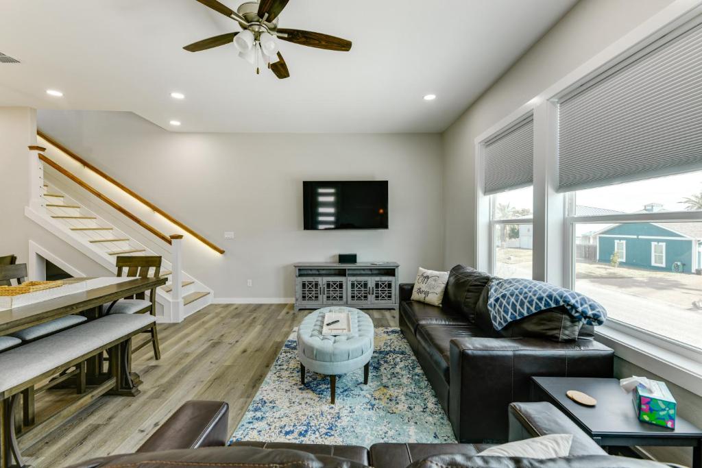 Χώρος καθιστικού στο 6 Mi to Beach Modern Rockport Home!