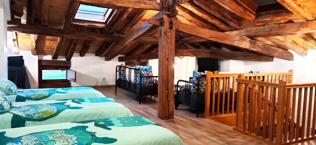 2 camas en una habitación con techos de madera en Izarrate, 