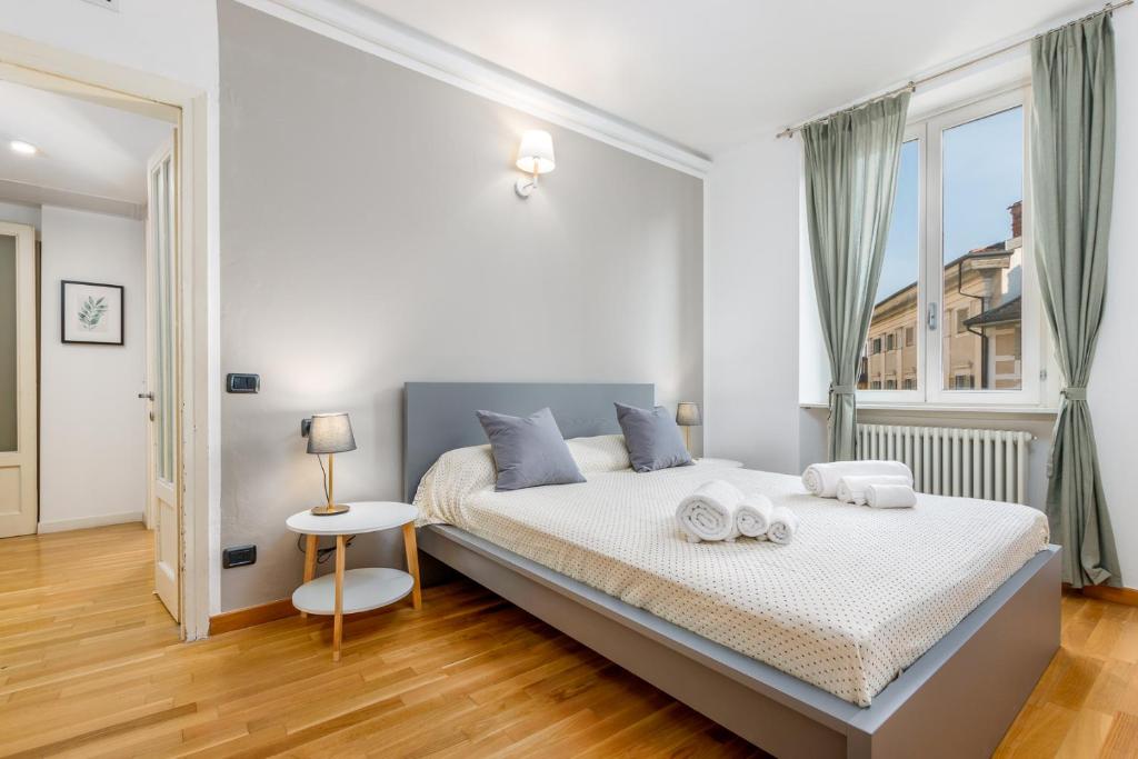 um quarto com uma cama com duas toalhas em [near Funicolar] Bergamo Alta Design HOUSE 1 em Bérgamo