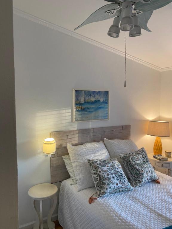 1 dormitorio con 1 cama y ventilador de techo en Romantic retreat for couples, en Athens