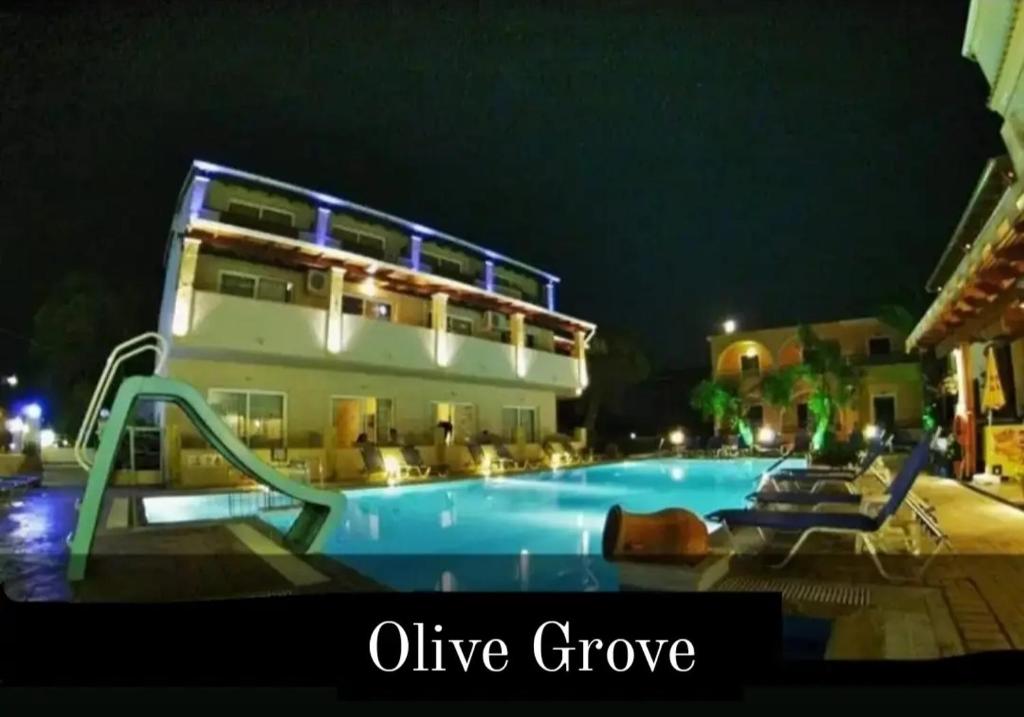 basen ze zjeżdżalnią przed budynkiem w obiekcie olivegrove w Sidari