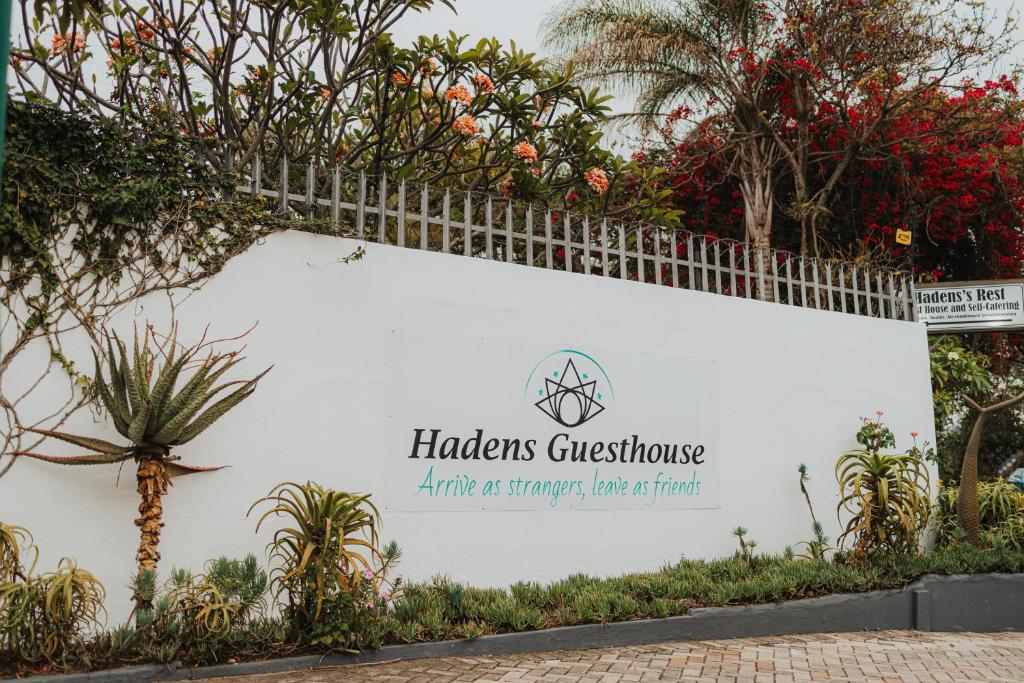 un panneau pour les clients hibiscus dans un lieu de villégiature d'ananas dans l'établissement Hadens Guesthouse, à Nelspruit