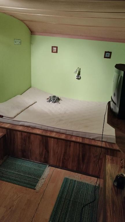 a small bed in a room with a tv on it at Remo Garten in Neubrandenburg
