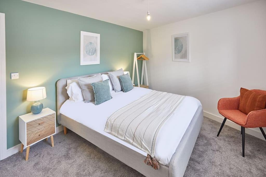 um quarto com uma cama grande e uma cadeira em Stunning Seaview 2 Bedroom Apartment em Redcar