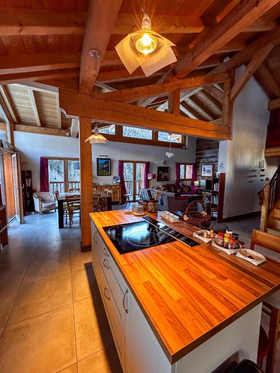 une cuisine avec un comptoir en bois dans une pièce dans l'établissement Chalet La Savoyarde, à Peisey-Nancroix