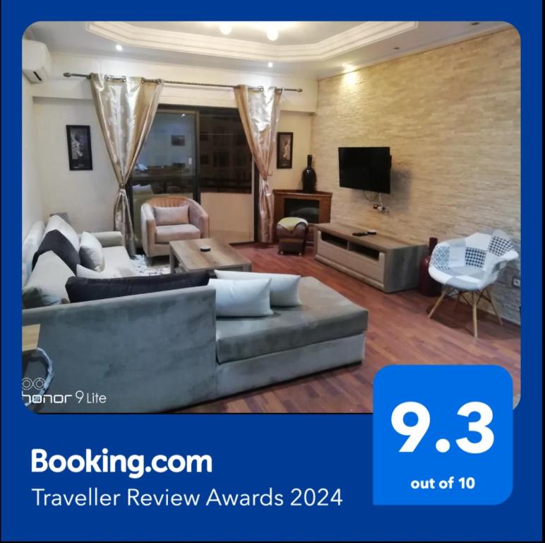 salon z kanapą i telewizorem w obiekcie appartement confortable w mieście Tanger