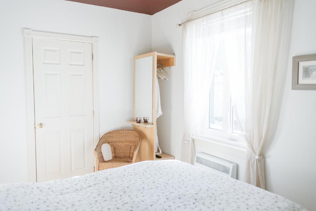 Postel nebo postele na pokoji v ubytování Auberge Incroyable