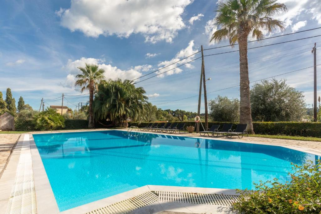 Bazén v ubytování Gerekos Island Apartments nebo v jeho okolí