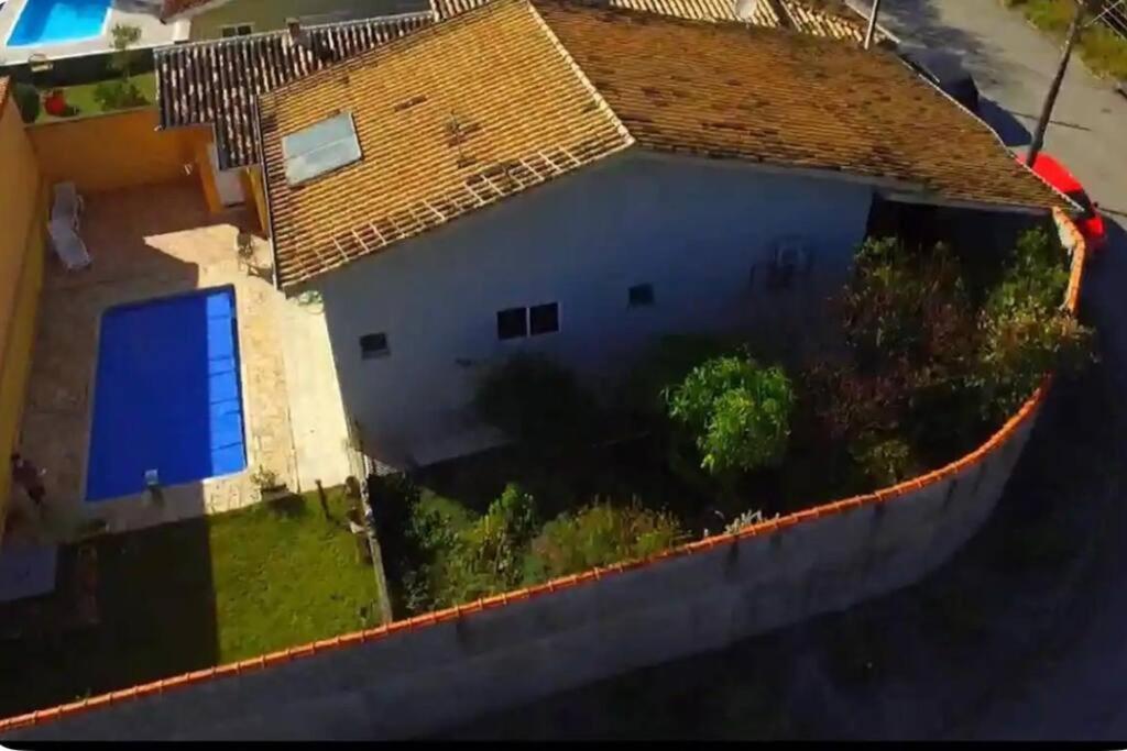 an aerial view of a house with a swimming pool at Casa de Campo Atibaia c/ Piscina Aquecida in Atibaia