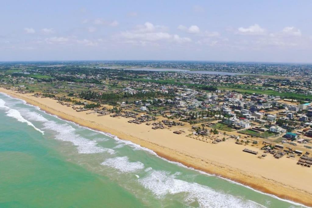 an aerial view of a beach with a resort at Résidence les 3M in Cotonou