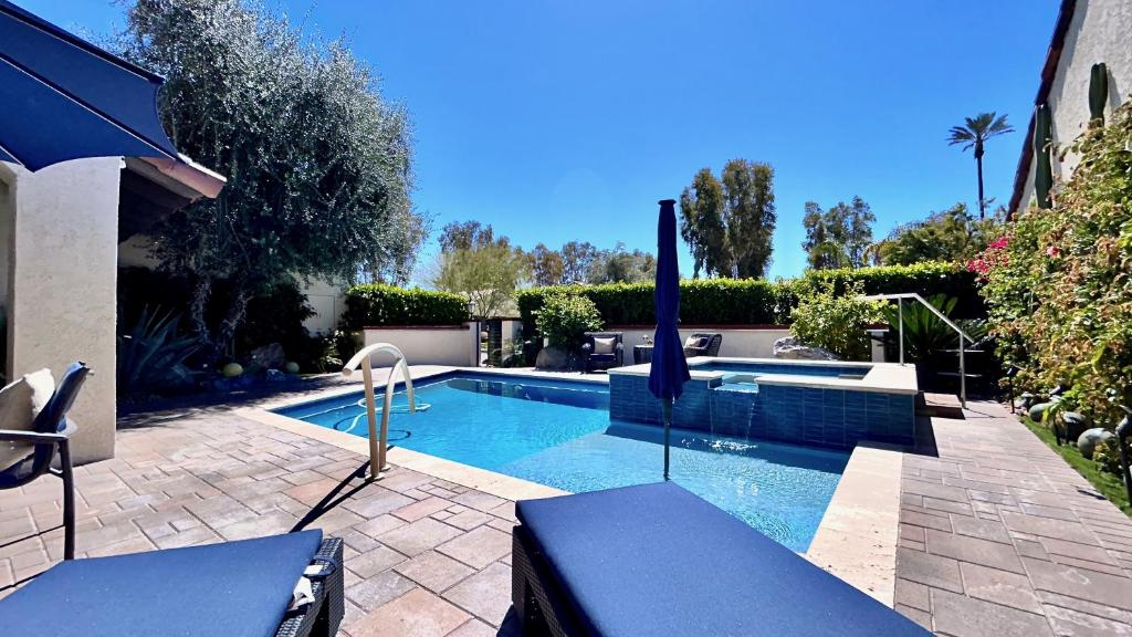 Бассейн в CASA de SEVILLE: contemporary compound w/ private pool, perfect desert retreat! Managed by Greenday. или поблизости