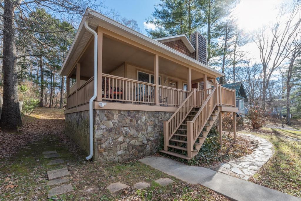 ein Haus mit einer Treppe, die zu einem Haus führt in der Unterkunft Lake Tomahawk Retreat in Black Mountain