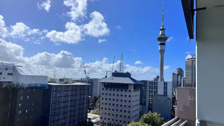 Blick auf eine Stadt mit der Raumnadel in der Unterkunft CBD Apartment beside Millennium in Auckland