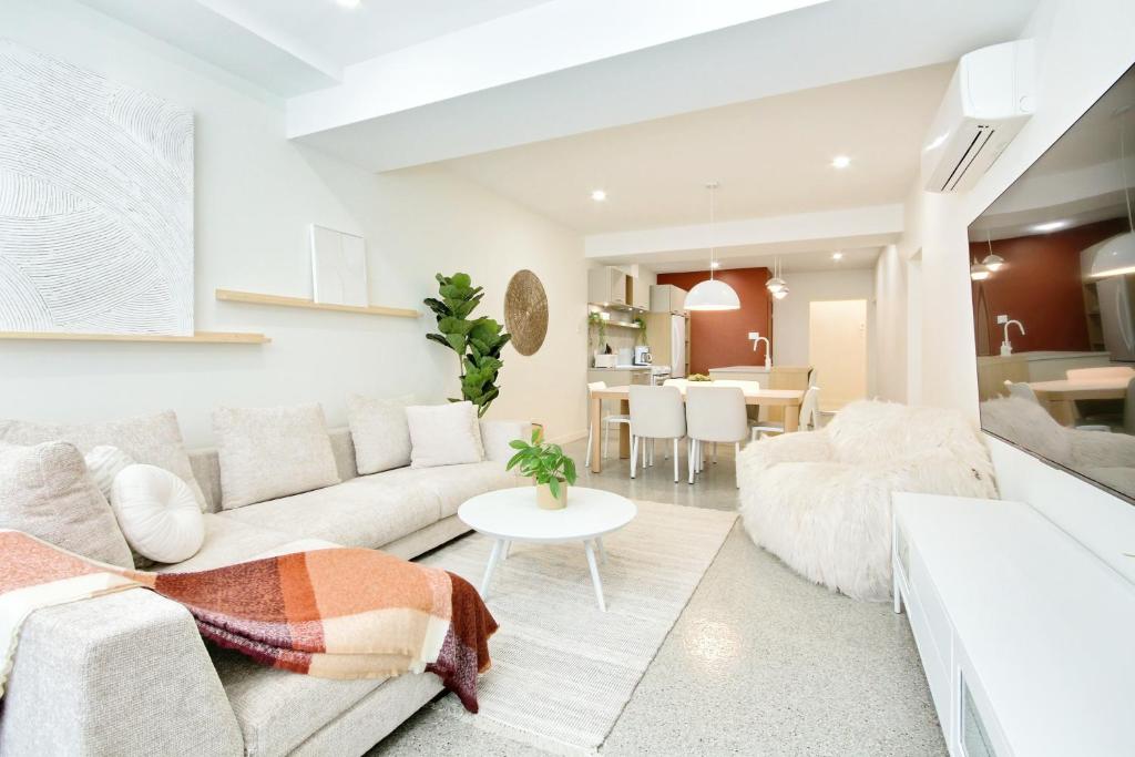 Hotel Loft Deluxe & Fun - Downtown Quebec, a living room with a couch and a table at Loft Deluxe & Fun - Downtown Quebec in Quebec City