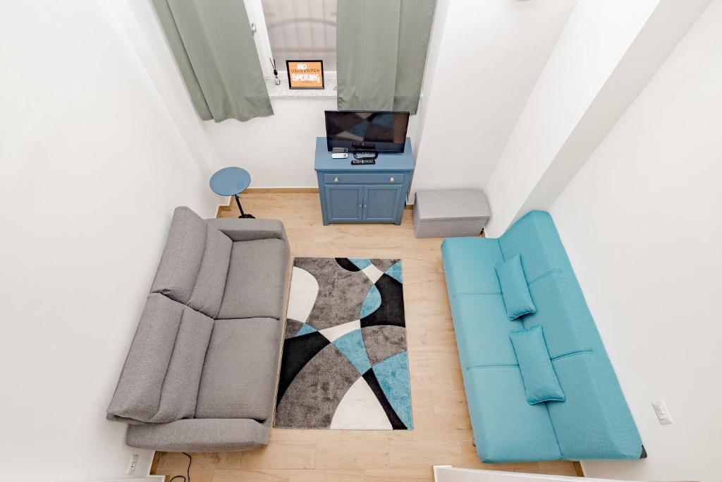 vista sul soffitto di un soggiorno con mobili blu di Barbara's house - Milano Navigli - 2 km from Duomo a Milano