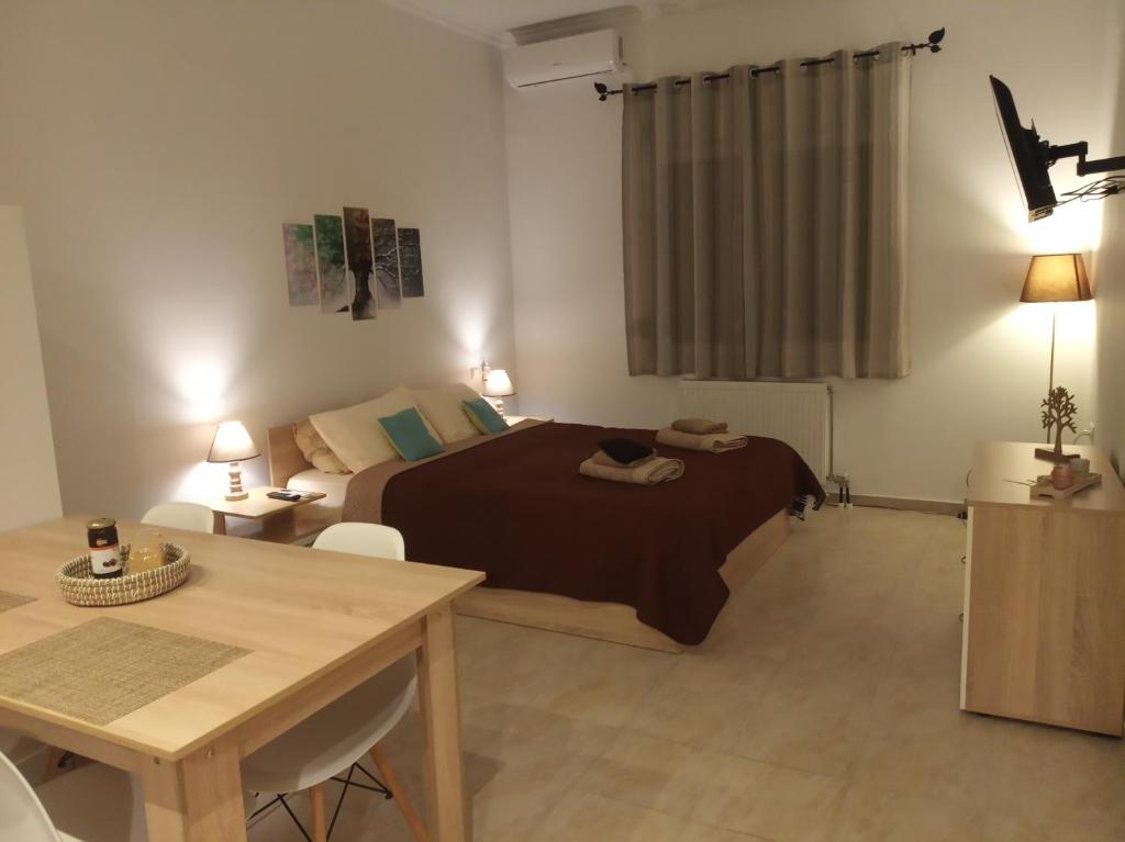 um quarto com uma cama e uma mesa e uma mesa sidx sidx sidx em Studio Gaia em Volos