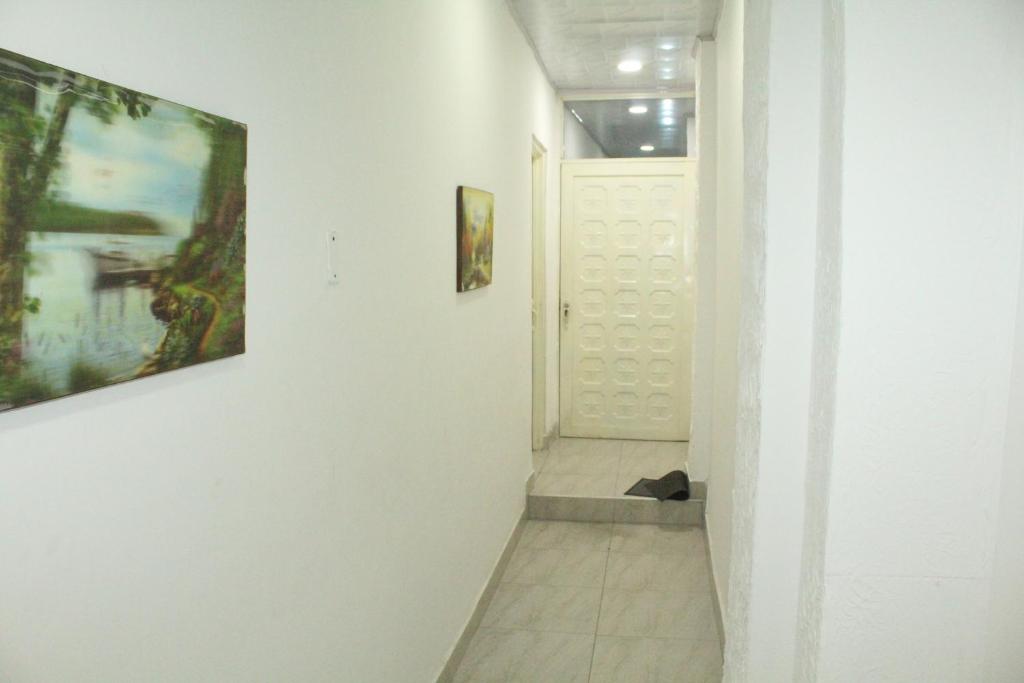 um corredor com duas pinturas na parede e uma porta em APARTAMENTO CESAR CONTO em Quibdó
