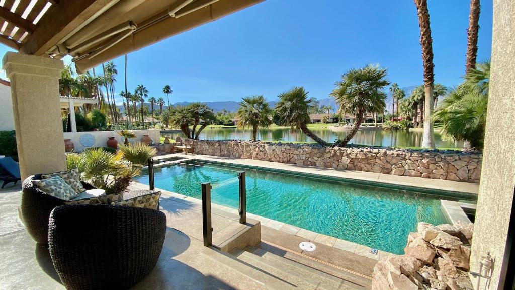 einen Pool mit Seeblick in der Unterkunft A Greenday Property: LAKEVIEW RETREAT: 2 lg En-Suite Master Bedrooms, Private Pool, Hot Tubs! in Rancho Mirage