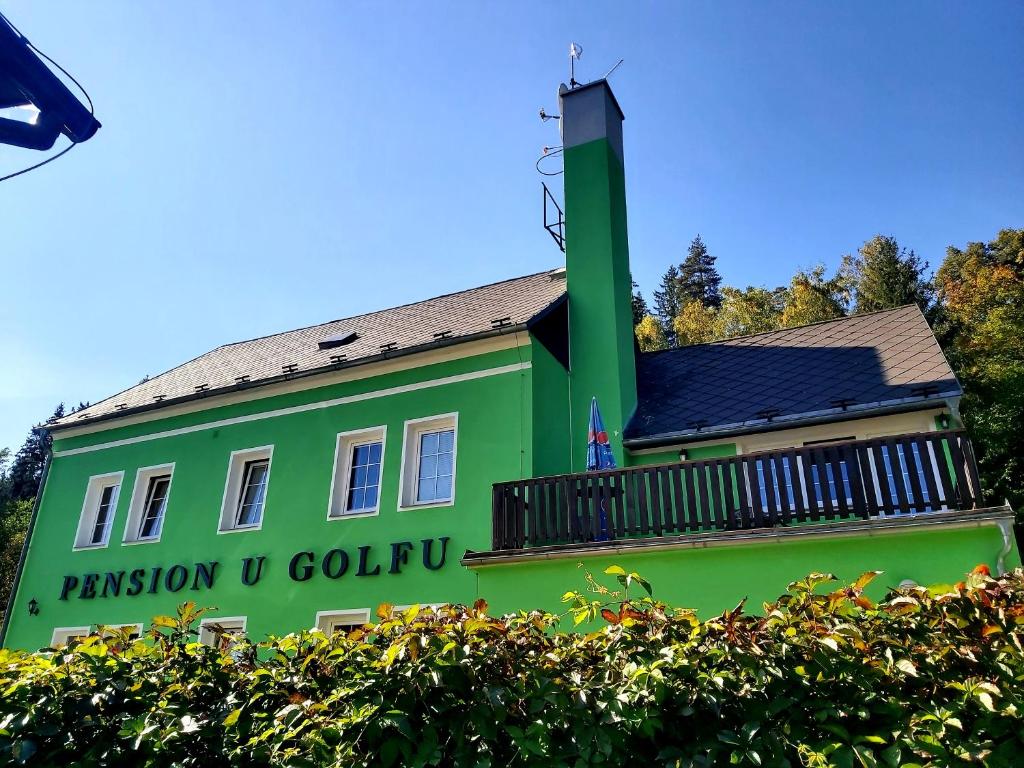 un bâtiment vert avec la mention « colossus » dans l'établissement Pension U Golfu Cihelny, à Karlovy Vary